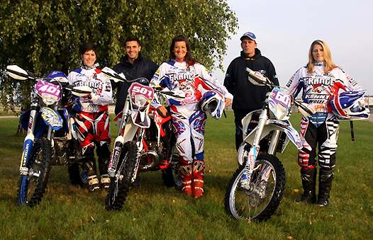 <b>Equipe Féminine : Blandine Dufrene – Husaberg,  Pierre-Marie Castella - Manager adjoint,  Ludivine Puy – Gas Gas, Fred WEILL - Manager,  Audrey Rossat – KTM (photo FFM)</b>