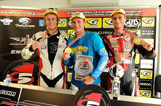<b>Podium du Championnat du Monde : Mauno Hermunen - TM, Thomas Chareyre - TM et Adrien Chareyre - Aprilia (photo FFM)</b>