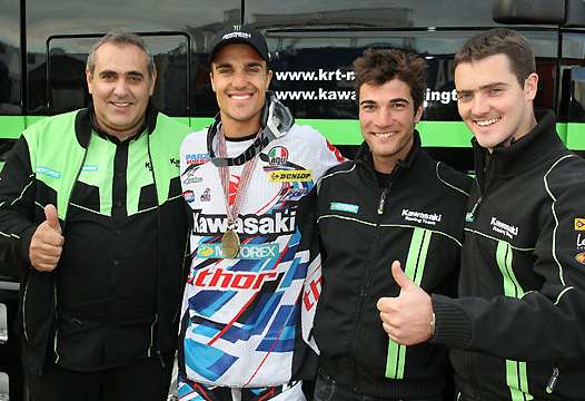 <b>Le Kawasaki Racing Team avec les Français Gautier Paulin - Kawasaki et Xavier Boog - Kawasaki (photo Pascal Haudiquert/Mediacross)</b>
