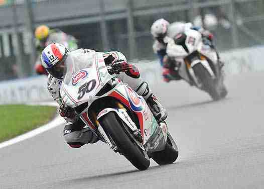 <b>Sylvain Guintoli - Ducati devant Marco Melandri - BMW et Tom Sykes - Kawasaki (photo Worldsbk.com)</b>