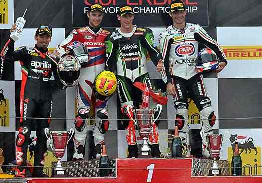 <b>Podium 2e manche Superbike : Max Biaggi – Aprilia, Jonathan Rea – Honda, Tom Sykes – Kawasaki et Sylvain Guintoli - Ducati (photo Worldsbk.com)</b>