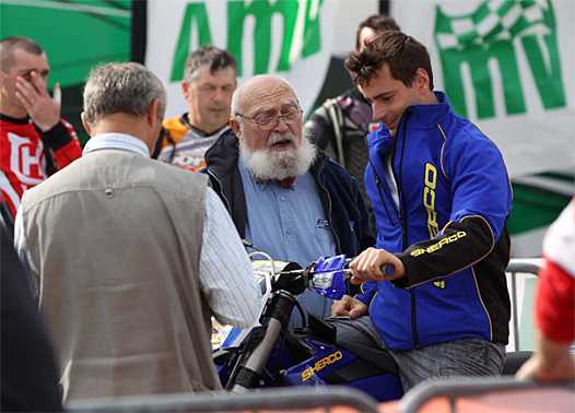<b>Fabien Planet – Sherco avec Charles Krajka - Vice-Président du Collège Technique FFM (photo ABC Com)</b>