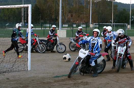 <b>Démonstration de Moto-Ball samedi soir (photo Luc Guillaume)</b>