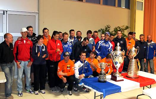 <b>Les pilotes français et leurs encadrement autour d'Eric Michel - Président du MC du Var, Jacques Bolle - Président de la FFM et Eric Simon - Président de la Ligue PACA et Président de la Commission d'Enduro et Rallye Tout-Terrain FFM (photo Luc Guillaume)</b>
