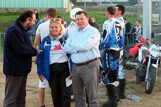 <b>Eric Simon - Président de la Ligue PACA et Président de la Commission d'Enduro et Rallye Tout-Terrain FFM, Régine Arnaud - Présidente du MC Bollène et Présidente du Sporting Moto Ball Bollène avec Jacques Bolle - Président de la FFM (photo Luc Guillaume)</b>