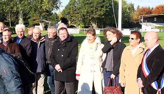 <b>Pierre-Laurent Chauvet, Jean-François Baldé, Jacques Bolle - Président de la FFM, Nicole Siepi - Adjointe au Maire déléguée aux Sports, la fille de Christian Léon, Mme Moreau-Léon, son épouse, et Jean-Michel Levesque - Maire d'Osny (photo Yumé Com)   </b>