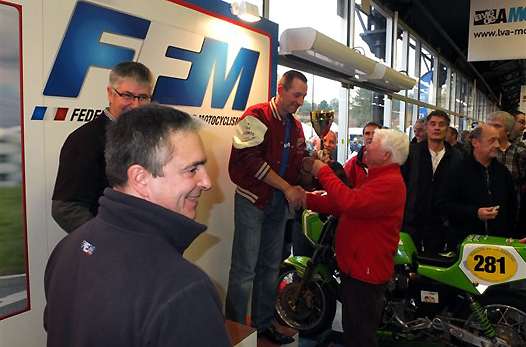 <b>Patrick Thollas - Président du Comité Motos Classiques et Historiques, veille au bon déroulement de la remise des prix (photo Yumé Com)</b>