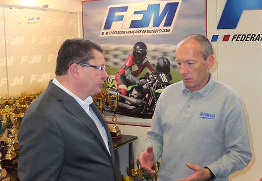 <b>Des visiteurs de renoms sur le stand FFM avec Jacques Bolle - Président de la FFM et Christian Sarron (photo Yumé Com)</b>