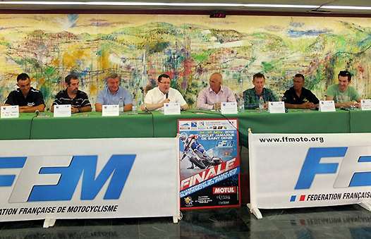 <b>Conférence de presse : Pascal Dorseuil - pilote réunionnais, Bernard Gallé - Président du Racer MC 97.420, Gilbert Gontier - Vice-Président de la FFM et de la Commission de Motocross FFM, Jacques Bolle - Président de la FFM, Gérald Maillot - 1er adjoint au Maire de Saint-Denis de la Réunion, Olivier Lassaux - Président de la Ligue Réunion, Patrick Payet - Vice-Président du MC 97.420 et Aurélien Grelier - pilote métropolitain (photo Yumé Com)</b>