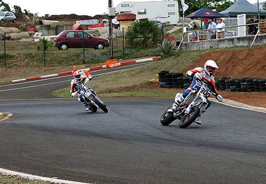 <b>Les pilotes métropolitains testent la piste bitume. La partie terre ne sera ouverte que ce samedi. Ici, Patrice Fesquet - #300 Yamaha devant Stéphane Blot - #3 Yamaha (photo Yumé Com)</b>