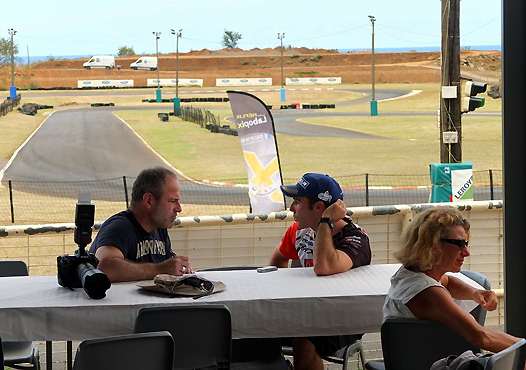 <b>Les pilotes métropolitains profitent de cette journée pour répondre aux sollicitations de la presse locale et nationale (photo Yumé Com)</b>