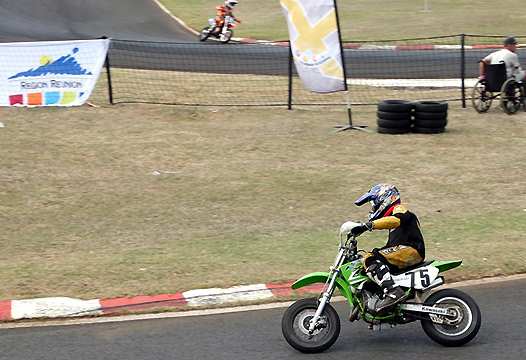 <b>Les Mini-Verts sont de la partie sous les yeux de leurs illustres ainés (photo Yumé Com)</b>