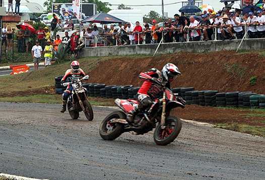 <b>Sylvain Bidart - Honda et Stéphane Blot - Yamaha à la lutte (photo Yumé Com)</b>