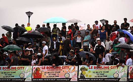 <b>Un public passionné malgré la pluie (photo Pierre Orluc/Moto Journal)</b>