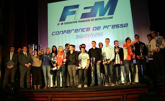 <b>Les pilotes françaises autour de Jacques Bolle, Président de la FFM (photo Jean-Paul Ancion/FFM)</b>