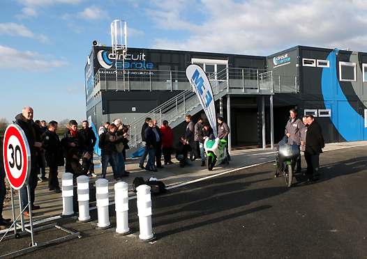 <b>Présentation presse à Carole du prototype moto électrique de vitesse Luciole par H-KER et la FFM (photo Luc Guillaume/Patrick Tran Duc/FFM)</b>