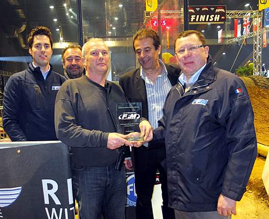 <b>Le Président de la FFM Jacques Bolle remet le Trophée à l'organisateur de l’épreuve, le Président de l’Amical Moto Montlouisienne Jacques Bijeau en compagnie de Denis Schwok, maitre des lieux, d'Eric Simon - Président de la Commission d’Enduro et Rallyes Tout-Terrain FFM et Vincent Chaumet-Riffaud – Directeur des Sports FFM (photo Yumé Com)</b>