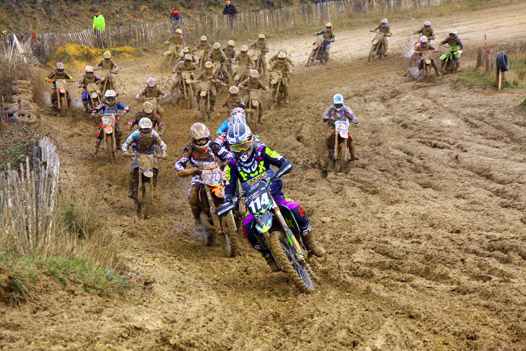 <b>Livia Lancelot - Kawasaki devant la meute (photo Guy Michel/MxGirl)</b>