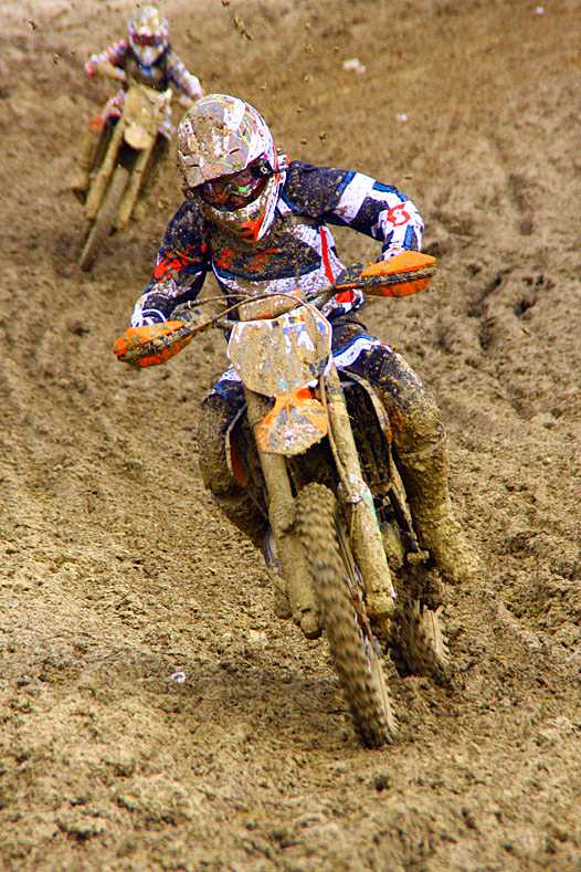 <b>Amandine Verstappen - KTM devant Justine Charroux - Yamaha (photo Guy Michel/MxGirl)</b>