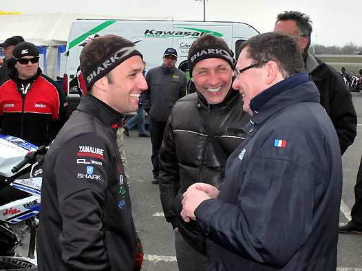 <b>Johann Zarco et Laurent Fellon en discussion avec Jacques Bolle - Président de la FFM (photo Yumé Com</b>