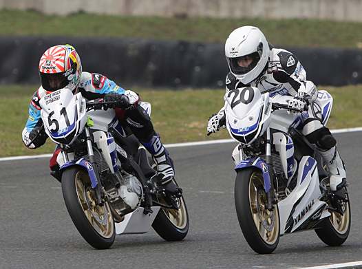 <b>Johann Zarco - Yamaha YZF-125R et le jeune (14 ans) Harold Mouillon - Yamaha YZF-125R (photo Laurent Benchana/YMF)</b>