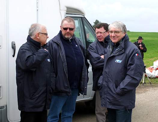 <b>Une météo changeante n'a pas empêché Jean-Pierre Lefèvre de L'ASM-ACO (absent sur la photo), Patrick Coutant - Président de la CNV, Philippe Lebeau - Président de la Ligue Pays de Loire, Jacques Bolle - Président de la FFM et Jean-Marc Desnues d'assister au départ de la spéciale de Bessé-sur-Braye (photo Yume.com)</b>