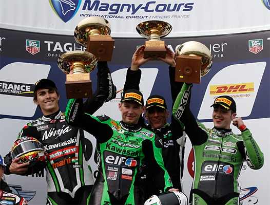<b>Loris Baz, Grégory Leblanc, Gilles Stafler - team manager du SRC Kawasaki et Jérémy Guarnoni - Kawasaki (photo FIM)</b>
