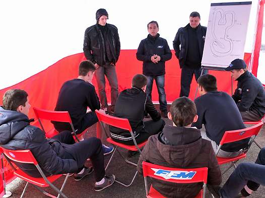 <b>Briefing des pilotes du Challenge de l'Avenir FFM (photo Yume.com)</b>