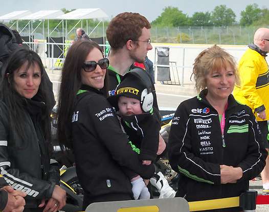 <b>Superbike : La famille de Grégory Leblanc - Kawasaki vient féliciter le double vainqueur du week-end (photo Yume.com)</b>