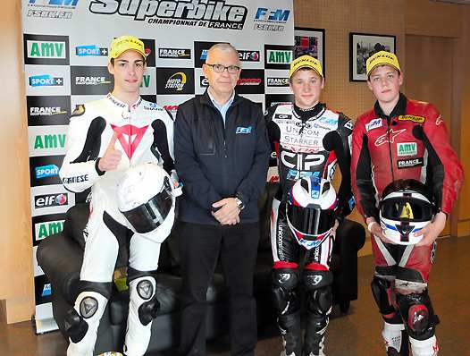 <b>Moto3 : Patrick Coutant - Président de la Commission CNV félicite les meilleurs de la course 2. Alan Techert -Honda (1e), Christophe Arciero - Suter (2e) et Maximilien Bau - Honda (14 ans-3e) (photo Yume.com)</b>