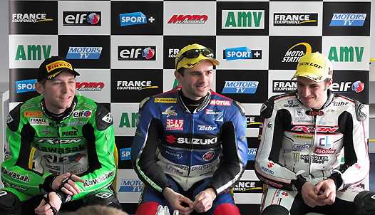 <b>Grégory Leblanc - Kawasaki, Julien Da Costa - Suzuki et Etienne Masson - Suzuki, semblent avoir pris plaisir à leur première bagarre de la saison (photo Yume.com)</b>