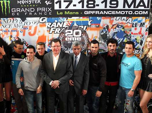 <i>De gauche à droite :</i> <b>Johann Zarco, Alexis Masbou, Alan Techer, Jacques Bolle - Président de la FFM, Claude Michy - PHA, Mike di Meglio, Louis Rossi et Randy de Puniet (photo FFM)</b>