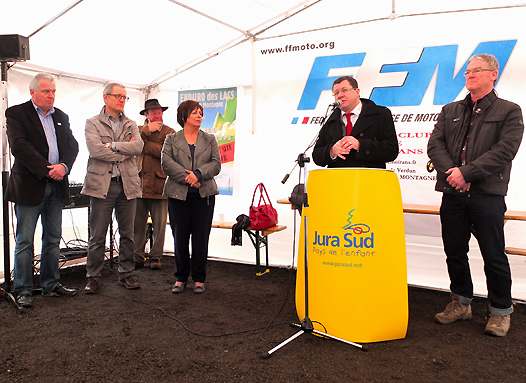<b>Ici aussi, les élus locaux soutiennent sans faille l'activité tout-terrain. De gauche à droite : Christian Goux - Président de la Ligue Motocycliste de Franche-Comté, Serge Lacroix - 1er adjoint de Moirans-en-Montagne et Vice-Président de la Communauté Jura-Sud, chargé des sports, Marie-Christine Dalloz - Députée, Jacques Bolle - Président de la FFM et Dominique Rosselet - Président du MC Moirans-en-Montagne (photo Yume.com)</b>