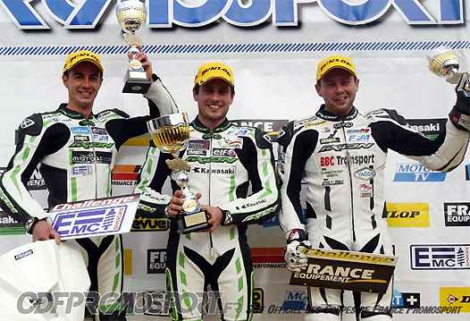 <b>Podium Promo 1000 : Yannick Pierre - Kawasaki, Julien Pilot - Kawasaki et Romain Maitre - Suzuki (photo Gérard Delio/Photopress)</b>