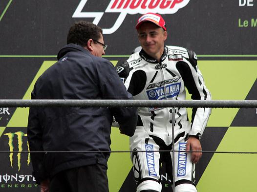 <b>Jacques Bolle - Président de la FFM avec le vainqueur de la course du Mans de la Coupe Yamaha YZF-125R, Anthony Dumont (photo Jean-Paul Ancion/FFM)</b>