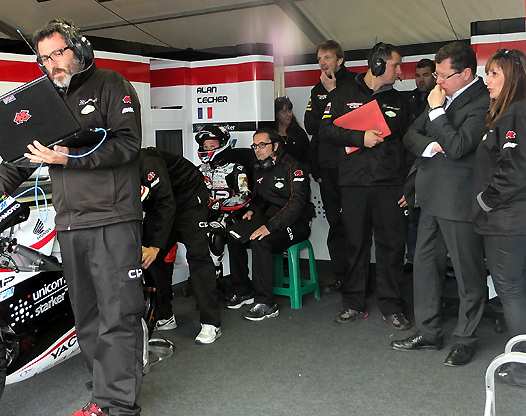 <b>Jacques Bolle - Président de la FFM, dans le box du Team CIP Moto3 d'Alan Techer (photo Yume.com)</b>