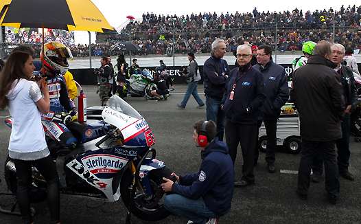 <b>Mike Di Meglio - Motobi-JiR Moto2, Jacques Bolle - Président de la FFM en discussion avec Philippe Thiebaut - DTN. Patrick Coutant - Président CNV et Jean-Marc Desnues - Vice-Président de la FFM (photo Yume.com)</b>