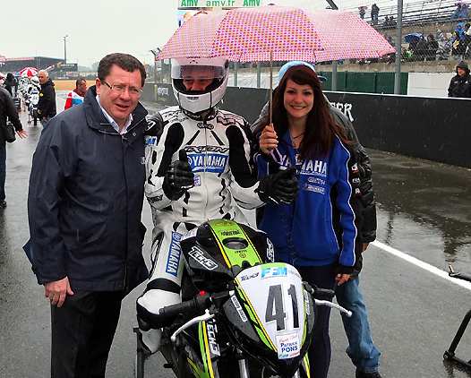 <b>Jacques Bolle - Président de la FFM avec Anthony Dumont - Poleman et vainqueur de la manche du GP de France de la Coupe Yamaha YZF-125R (photo Yume.com)</b>