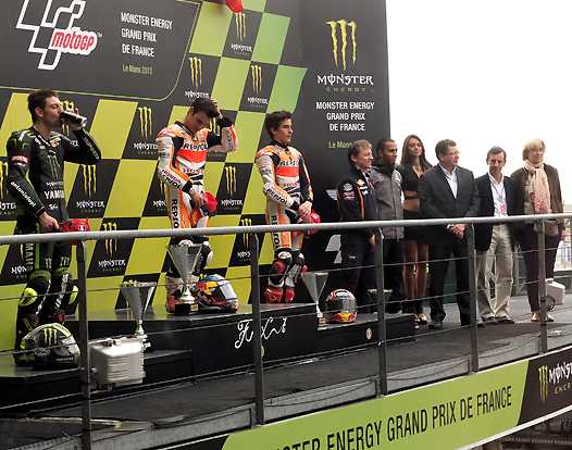<b>Podium MotoGP : Cal Crutchlow, Dani Pedrosa, Marc Marquez, Lewis Hamilton, Jacques Bolle - Président de la FFM, Pierre Fillon - Président de la l'ACO et Véronique Rivron - Représentant la Ville du Mans (photo Yume.com)</b>