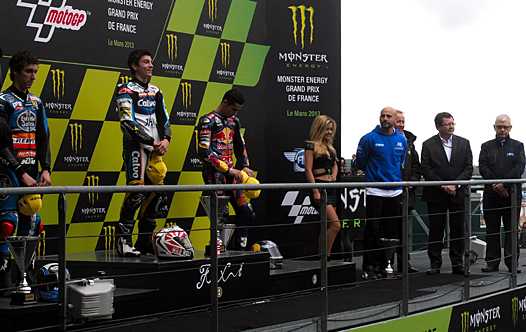 <b>Podium Moto3 : Alex Rins, Maverick Vinales, Luis Salom, Jacques Bolle - Président de la FFM et Patrick Coutant - Président CNV (photo Yume.com)</b>