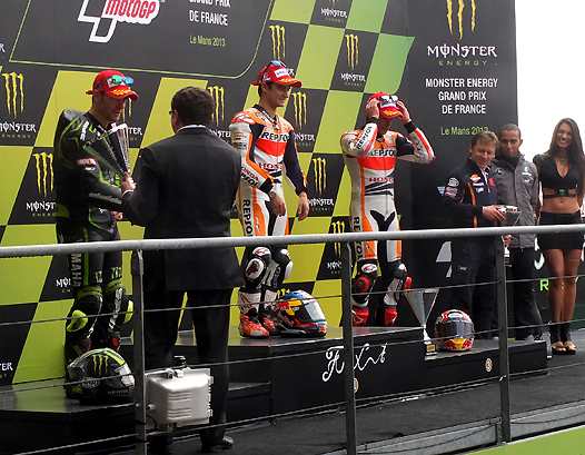 <b>Podium MotoGP : Jacques Bolle - Président de la FFM remet la coupe du 2e à Cal Crutchlow. Dani Pedrosa, Marc Marquez, le représentant du Team Honda Repsol et Lewis Hamilton (photo Yume.com)</b>