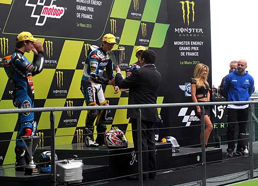 <b>Podium Moto3 : Jacques Bolle - Président de la FFM remet la coupe au vainqueur Maverick Vinales. A sa gauche Alex Rins et à sa droite Luis Salom (photo Yume.com)</b>