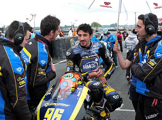 <b>Louis Rossi - Mistral-Tech3 Racing sur la grille de départ Moto2 avec son équipe technique (photo Yume.com)</b>