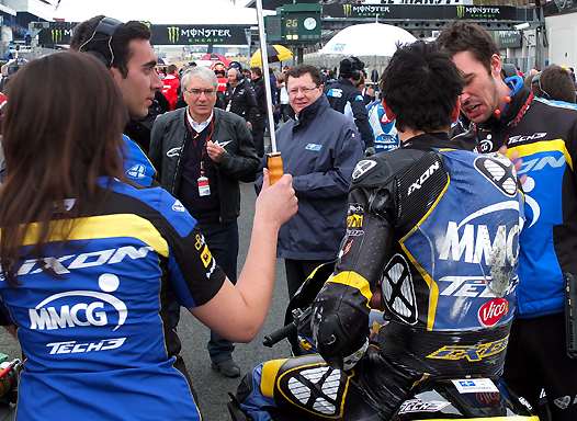 <b>Louis Rossi - Mistral-Tech3 Racing sur la grille de départ Moto2 avec son équipe technique. Jean-Marc Desnues - Vice-Président de la FFM et Jacques Bolle - Président de la FFM (photo Yume.com)</b>