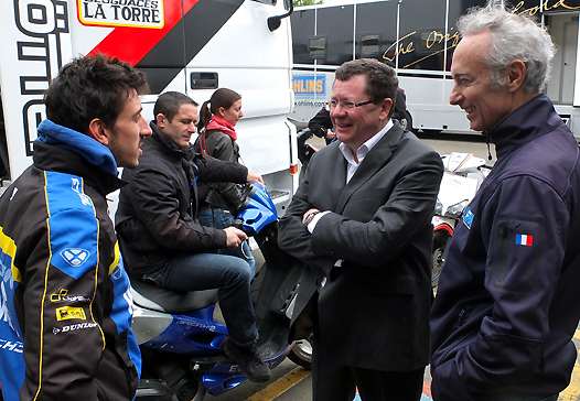 <b>Louis Rossi - Mistral-Tech3 Racing, Benoît Campargue, ancien judoka et préparateur physique de Louis Rossi à l'Insep en conversation avec Jacques Bolle - Président de la FFM et Philippe Thiebaut - DTN (photo Yume.com)</b>