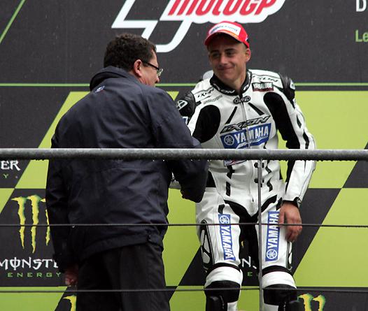 <b>Jacques Bolle - Président de la FFM félicite Anthony Dumont pour sa victoire (photo Jean-Paul Ancion/FFM)</b>