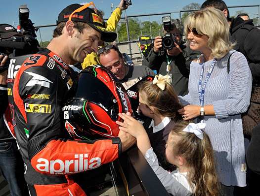<b>Sylvain Guintoli - Aprilia en compagnie de son épouse britannique Caroline, ses deux filles et Bruno Vecchioni (photo Aprilia Racing)</b>