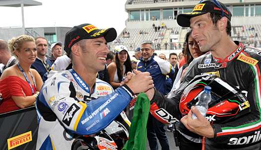 <b>Marco Melandri - BMW et Sylvain Guintoli - Aprilia sous les yeux de leurs épouses respectives (photo worldsbk.com)</b>