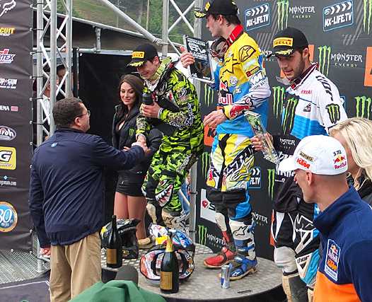 <b>Deux Français sur le podium MX2 : Dylan Ferrandis - Kawasaki, Christophe Charlier - Yamaha et un Président content (photo Yume.com)</b>