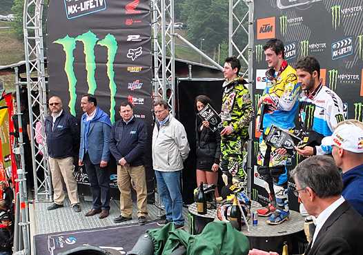 <b>Podium MX2 en présence de Yannick Favennec - Député de la Mayenne, de Luigi Zompetti - Vice-Président de Youthstream, de Wlofgang Srb - Président de la Commission Motocross de la FIM et de Jacques Bolle - Président de la FFM (photo Yume.com)</b>